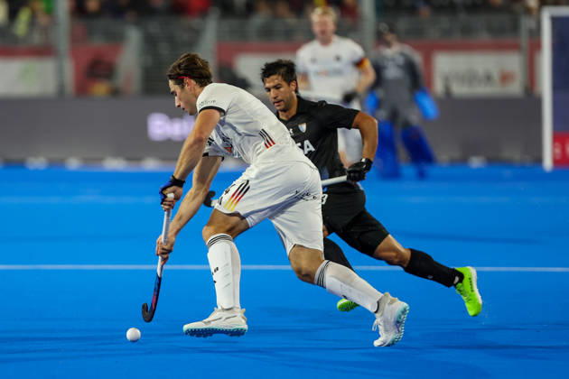 Feldhockey, FIH Hockey World Cup 2026 men, Deutschland vs. Argentinien Jakob Brilla (GER 34) am Ball; Lucio Mendez (33) hiner ihm Wavre Belfius Hockey Arena Belgien Copyright: xSusannexBreithauptx