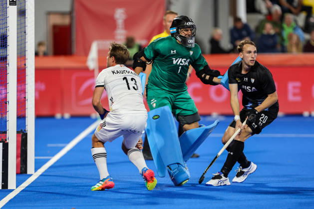 Feldhockey, FIH Hockey World Cup 2026 men, Deutschland vs. Argentinien Szene vor dem argentinischen Tor; Paul-Philipp Kaufmann (GER 13) beim Torschuss; in der Mitte: Tomas Santiago (GK) (ARG 1), rechts Matias Andreotti (ARG 20) Wavre Belfius Hockey Arena Belgien Copyright: xSusannexBreithauptx