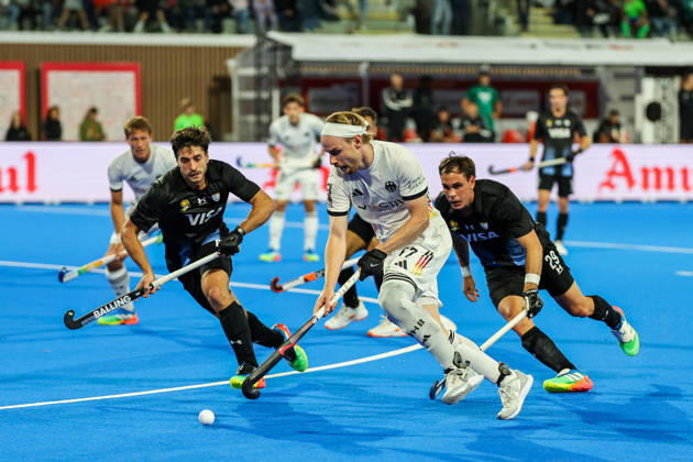 Feldhockey, FIH Hockey World Cup 2026 men, Deutschland vs. Argentinien Christopher Rühr (GER 17)am Ball; von links kommt Tadeo Marcucci (ARG 27), von rechts Thomas Habif (ARG 29) Wavre Belfius Hockey Arena Belgien Copyright: xSusannexBreithauptx