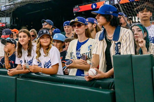 MLB, Baseball Herren, USA 2026: Dodgers Vs Tigers AUG 28 Aug 28, 2026; Detroit, Michigan, USA; Dodgers and TIgers fans wait near the dugout hoping to see some MLB stars come sign autographs at Comerica Park. Mandatory Credit: Allan Dranberg-Cal Media (Credit Image: Â Allan Dranberg Cal Sport Media) Detroit Michigan USA EDITORIAL USE ONLY Copyright: xx ZUMA-20260828_zma_c04_001.jpg AllanxDranbergx csmphotothree515065