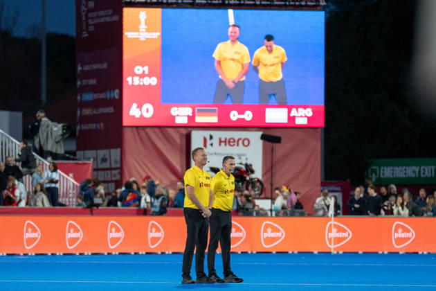FIH Hockey World Cup 2026 - Men s Semi-Final - Germany v Argentina 2-0 Wavre, Belgien, 28 August 2026: Referees, Schiedsrichter during the men s semi-final between Germany and Argentina at the FIH Hockey World Cup Belgium & Netherlands 2026 at Belfius Hockey Arena in Wavre, Belgium. Photo: Axel Kaste AK Photography. Wavre Belfius Hockey Arena Walloon Brabant Belgium