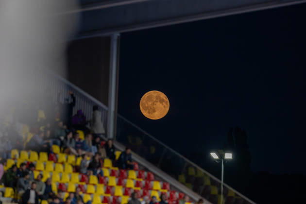 FIH Hockey World Cup 2026 - Men s Semi-Final - Germany v Argentina 2-0 Wavre, Belgien, 28 August 2026: Roter Mond am Stadionrand during the men s semi-final between Germany and Argentina at the FIH Hockey World Cup Belgium & Netherlands 2026 at Belfius Hockey Arena in Wavre, Belgium. Photo: Axel Kaste AK Photography. Wavre Belfius Hockey Arena Walloon Brabant Belgium