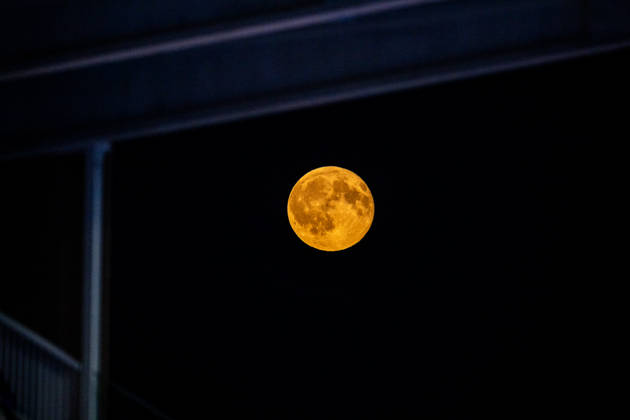 FIH Hockey World Cup 2026 - Men s Semi-Final - Germany v Argentina 2-0 Wavre, Belgien, 28 August 2026: Roter Mond über dem Stadion during the men s semi-final between Germany and Argentina at the FIH Hockey World Cup Belgium & Netherlands 2026 at Belfius Hockey Arena in Wavre, Belgium. Photo: Axel Kaste AK Photography. Wavre Belfius Hockey Arena Walloon Brabant Belgium