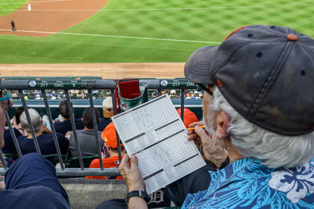 Aug 28, 2026; Detroit, Michigan, USA; Veteran fan scoring the game with pencil and scorecard at Comerica Park. Mandatory Credit: -Cal Media MLB, Baseball Herren, USA 2026: Dodgers Vs Tigers AUG 28  - ZUMAc04_ 20260828_zma_c04_017 Copyright: xAllanxDranbergx