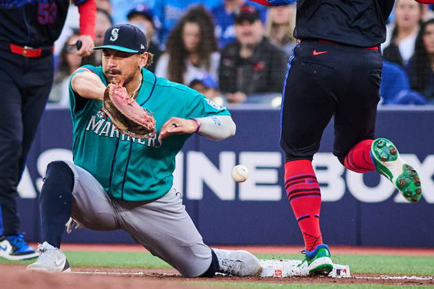 August 28, 2026, Toronto, On, Canada: Seattle Mariners first baseman Josh Naylor (12) can t make the play as Toronto Blue Jays George Springer (4) singles during first inning MLB, Baseball Herren, USA baseball action in Toronto, on Friday, Aug. 28, 2026. Canada News - August 28, 2026 - ZUMAc35_ 20260828_zaf_c35_070 Copyright: xSammyxKoganx