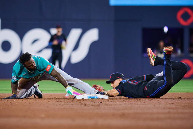 August 28, 2026, Toronto, On, Canada: Seattle Mariners Randy Arozarena (left) is caught stealing second base by Toronto Blue Jays shortstop Andres Gimenez (0) during third inning MLB, Baseball Herren, USA baseball action in Toronto, on Friday, Aug. 28, 2026. Canada News - August 28, 2026 - ZUMAc35_ 20260828_zaf_c35_097 Copyright: xSammyxKoganx
