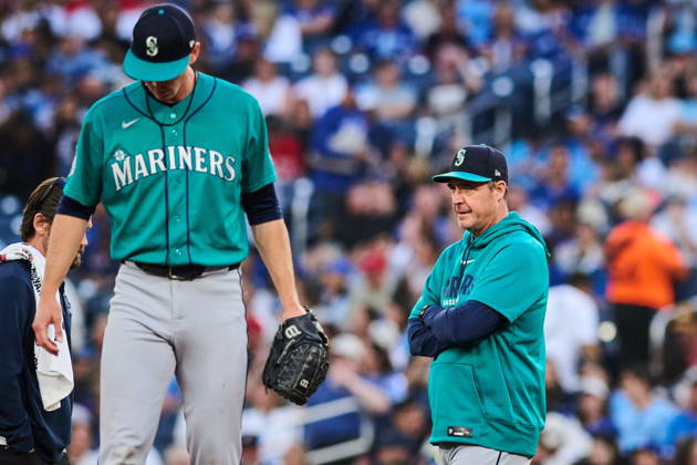 August 28, 2026, Toronto, On, Canada: Seattle Mariners manager Dan Wilson, right, looks on as Seattle Mariners pitcher Emerson Hancock (26) is checked by a trainer during first inning MLB, Baseball Herren, USA baseball action against the Toronto Blue Jays in Toronto, on Friday, Aug. 28, 2026. Canada News - August 28, 2026 - ZUMAc35_ 20260828_zaf_c35_101 Copyright: xSammyxKoganx