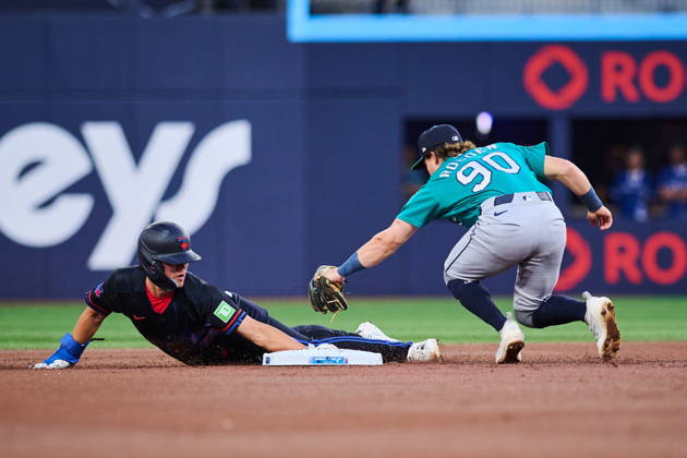 August 28, 2026, Toronto, On, Canada: Toronto Blue Jays Brett Bateman (left) steals second base as Seattle Mariners shortstop Brock Rodden (90) defends during first inning MLB, Baseball Herren, USA baseball action in Toronto, on Friday, Aug. 28, 2026. Canada News - August 28, 2026 - ZUMAc35_ 20260828_zaf_c35_103 Copyright: xSammyxKoganx