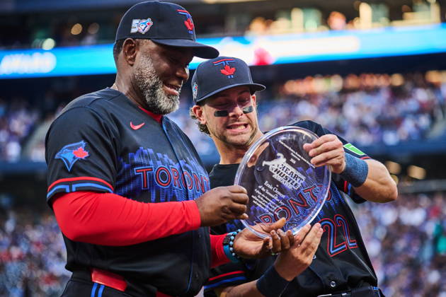 August 28, 2026, Toronto, On, Canada: Toronto Blue Jays Ernie Clement, right, reacts as he is presented the Toronto Blue Jays 2026 Heart and Hustle Award by Carlos Febles before MLB, Baseball Herren, USA baseball action against the Seattle Mariners in Toronto, on Friday, Aug. 28, 2026. Canada News - August 28, 2026 - ZUMAc35_ 20260828_zaf_c35_107 Copyright: xSammyxKoganx