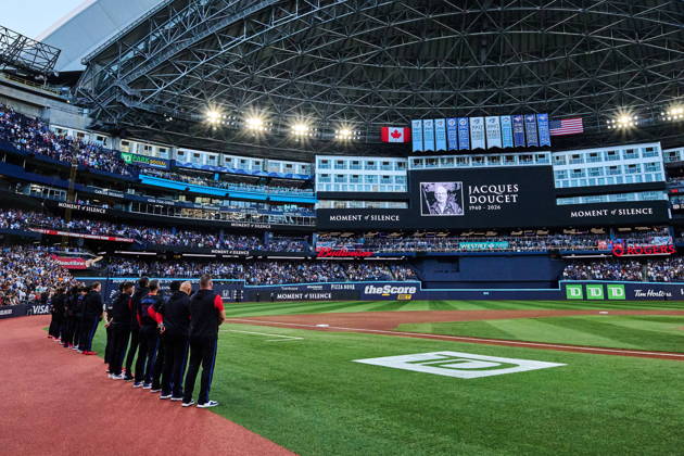 August 28, 2026, Toronto, On, Canada: The Toronto Blue Jays and fans observe a moment of silence in memory of Montreal Expos commentator Jacques Doucet ahead of MLB, Baseball Herren, USA baseball action against the Seattle Mariners in Toronto, on Friday, Aug. 28, 2026. Canada News - August 28, 2026 - ZUMAc35_ 20260828_zaf_c35_108 Copyright: xSammyxKoganx