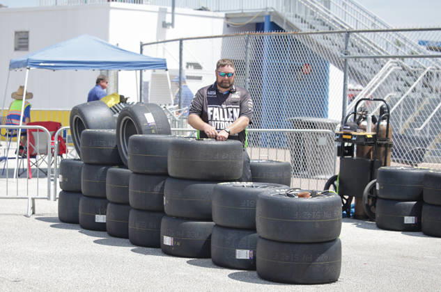 DAYTONA BEACH, FL - AUGUST 28: Kaulig Racing crew member prepares tires for the NASCAR, Motorsport, USA Cup Series Coke Zero Sugar 400 on August 28, 2026 at Daytona International Speedway in Daytona Beach, FL (Photo by Malcolm Hope Icon Sportswire) AUTO: AUG 28 NASCAR Cup Series Coke Zero Sugar 400 EDITORIAL USE ONLY Icon260828002400