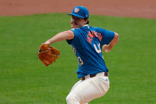 August 28, 2026, Milwaukee, Wisconsin, USA: Milwaukee Brewers pitcher LOGAN HENDERSON (43) pitches in a baseball game, Friday, Aug. 28, 2026, in Milwaukee, Wisconsin. Milwaukee USA - ZUMAa325 20260828_zsa_a325_003 Copyright: xDavidxBalleringxIix