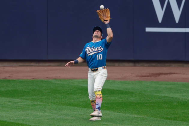 August 28, 2026, Milwaukee, Wisconsin, USA: Milwaukee Brewers right fielder SAL FRELICK (10) catches a fly ball in a baseball game, Friday, Aug. 28, 2026, in Milwaukee, Wisconsin. Milwaukee USA - ZUMAa325 20260828_zsa_a325_001 Copyright: xDavidxBalleringxIix