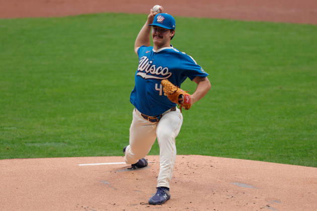 August 28, 2026, Milwaukee, Wisconsin, USA: Milwaukee Brewers pitcher LOGAN HENDERSON (43) pitches in a baseball game, Friday, Aug. 28, 2026, in Milwaukee, Wisconsin. MLB, Baseball Herren, USA 2026 - Rangers 1:6 Brewers - ZUMAa325 20260828_zsa_a325_004 Copyright: xDavidxBalleringxIix