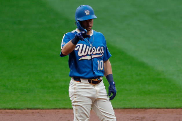 August 28, 2026, Milwaukee, Wisconsin, USA: Milwaukee Brewers right fielder SAL FRELICK (10) hits a double during the second inning in a baseball game, Friday, Aug. 28, 2026, in Milwaukee, Wisconsin. MLB, Baseball Herren, USA 2026 - Rangers 1:6 Brewers - ZUMAa325 20260828_zsa_a325_010 Copyright: xDavidxBalleringxIix