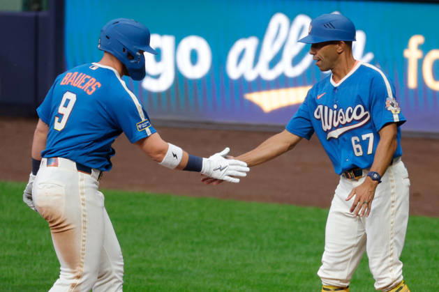 August 28, 2026, Milwaukee, Wisconsin, USA: Milwaukee Brewers first baseman JAKE BAUERS (9) high fives Milwaukee Brewers first base coach SPENCER ALLEN (67) in a baseball game, Friday, Aug. 28, 2026, in Milwaukee, Wisconsin. MLB, Baseball Herren, USA 2026 - Rangers 1:6 Brewers - ZUMAa325 20260828_zsa_a325_014 Copyright: xDavidxBalleringxIix