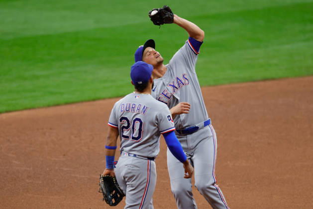 August 28, 2026, Milwaukee, Wisconsin, USA: Texas Rangers shortstop COREY SEAGER (5) catches a fly ball in a baseball game, Friday, Aug. 28, 2026, in Milwaukee, Wisconsin. MLB, Baseball Herren, USA 2026 - Rangers 1:6 Brewers - ZUMAa325 20260828_zsa_a325_015 Copyright: xDavidxBalleringxIix