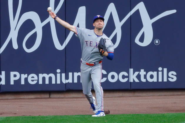 August 28, 2026, Milwaukee, Wisconsin, USA: Texas Rangers center fielder EVAN CARTER (32) throws the ball in a baseball game, Friday, Aug. 28, 2026, in Milwaukee, Wisconsin. MLB, Baseball Herren, USA 2026 - Rangers 1:6 Brewers - ZUMAa325 20260828_zsa_a325_019 Copyright: xDavidxBalleringxIix