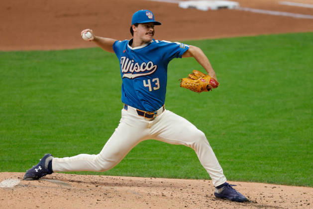 August 28, 2026, Milwaukee, Wisconsin, USA: Milwaukee Brewers pitcher LOGAN HENDERSON (43) pitches in a baseball game, Friday, Aug. 28, 2026, in Milwaukee, Wisconsin. Milwaukee USA - ZUMAa325 20260828_zsa_a325_021 Copyright: xDavidxBalleringxIix