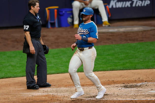 August 28, 2026, Milwaukee, Wisconsin, USA: Milwaukee Brewers first baseman JAKE BAUERS (9) scores on a Milwaukee Brewers catcher WILLIAM CONTRERAS (24) single during the seventh inning in a baseball game, Friday, Aug. 28, 2026, in Milwaukee, Wisconsin. MLB, Baseball Herren, USA 2026 - Rangers 1:6 Brewers - ZUMAa325 20260828_zsa_a325_029 Copyright: xDavidxBalleringxIix