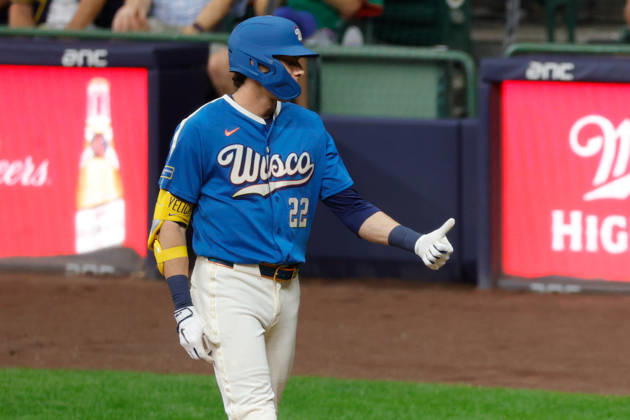 August 28, 2026, Milwaukee, Wisconsin, USA: Milwaukee Brewers designated hitter CHRISTIAN YELICH (22) gives a thumbs up after hitting a single during the bottom of the sixth inning in a baseball game, Friday, Aug. 28, 2026, in Milwaukee, Wisconsin. MLB, Baseball Herren, USA 2026 - Rangers 1:6 Brewers  - ZUMAa325 20260828_zsa_a325_031 Copyright: xDavidxBalleringxIix