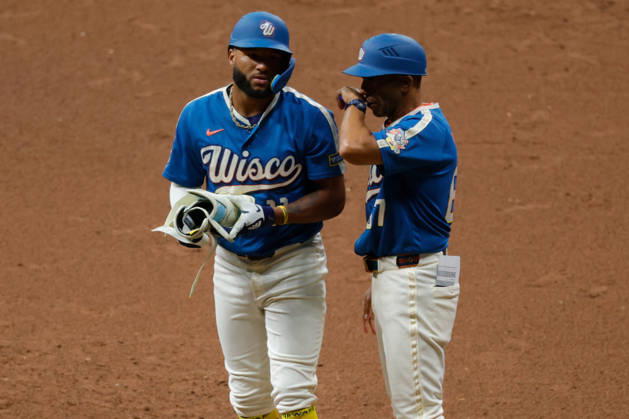 August 28, 2026, Milwaukee, Wisconsin, USA: Milwaukee Brewers left fielder JACKSON CHOURIO (11) speaks with Milwaukee Brewers first base coach SPENCER ALLEN (67) after driving in a run during the eight inning in a baseball game, Friday, Aug. 28, 2026, in Milwaukee, Wisconsin. MLB, Baseball Herren, USA 2026 - Rangers 1:6 Brewers  - ZUMAa325 20260828_zsa_a325_038 Copyright: xDavidxBalleringxIix