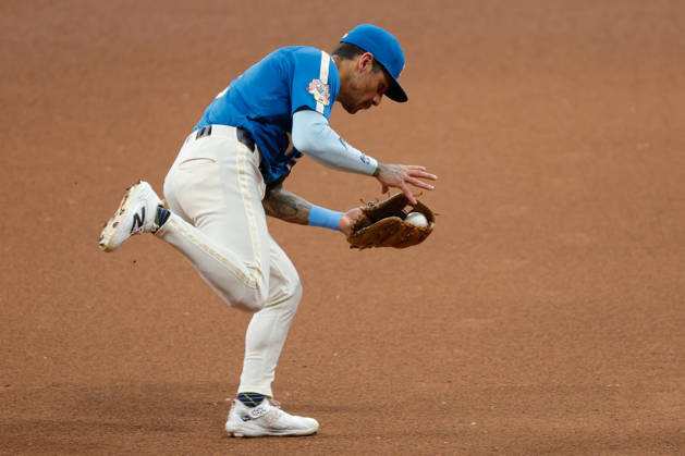 August 28, 2026, Milwaukee, Wisconsin, USA: Milwaukee Brewers shortstop JOEY ORTIZ (3) fields a ground ball in a baseball game, Friday, Aug. 28, 2026, in Milwaukee, Wisconsin. Milwaukee USA - ZUMAa325 20260828_zsa_a325_026 Copyright: xDavidxBalleringxIix