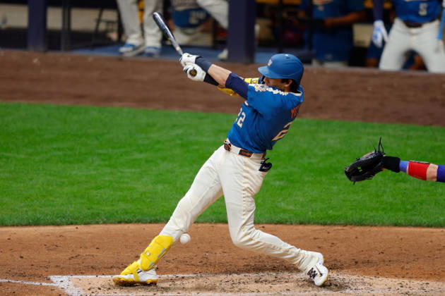August 28, 2026, Milwaukee, Wisconsin, USA: Milwaukee Brewers designated hitter CHRISTIAN YELICH (22) hits a foul ball off of his leg in a baseball game, Friday, Aug. 28, 2026, in Milwaukee, Wisconsin. Milwaukee USA - ZUMAa325 20260828_zsa_a325_034 Copyright: xDavidxBalleringxIix