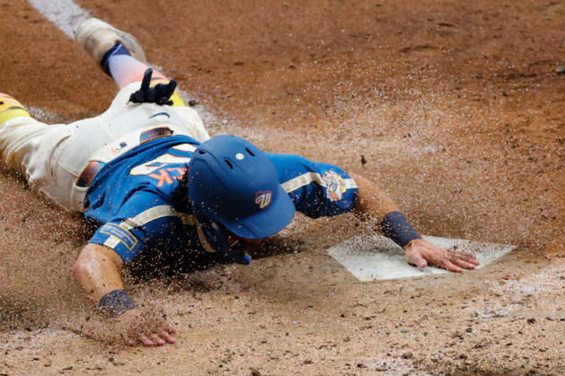 August 28, 2026, Milwaukee, Wisconsin, USA: Milwaukee Brewers right fielder SAL FRELICK (10) scores a run on a single by JACKSON CHOURIO during the bottom of the eighth inning in a baseball game, Friday, Aug. 28, 2026, in Milwaukee, Wisconsin. Milwaukee USA - ZUMAa325 20260828_zsa_a325_036 Copyright: xDavidxBalleringxIix