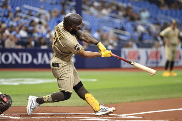 August 28, 2026, St. Petersburg, Florida, USA: San Diego Padres left fielder Luis Rengifo (21) lines out to Tampa Bay Rays center fielder Cedric Mullins (31) during an MLB, Baseball Herren, USA game on August 28, 2026 at Tropicana Field. The Rays beat the Padres 9-4. St. Petersburg USA - ZUMAh180 20260828_zsp_h180_003 Copyright: xKimxHukarix