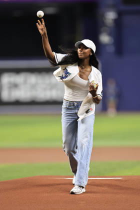 August 28, 2026, St. Petersburg, Florida, USA: Professional softball player Aliyah Andrews throws out the ceremonial first pitch prior to an MLB, Baseball Herren, USA game between the Tampa Bay Rays and the San Diego Padres on August 28, 2026 at Tropicana Field. The Rays beat the Padres 9-4. St. Petersburg USA - ZUMAh180 20260828_zsp_h180_009 Copyright: xKimxHukarix