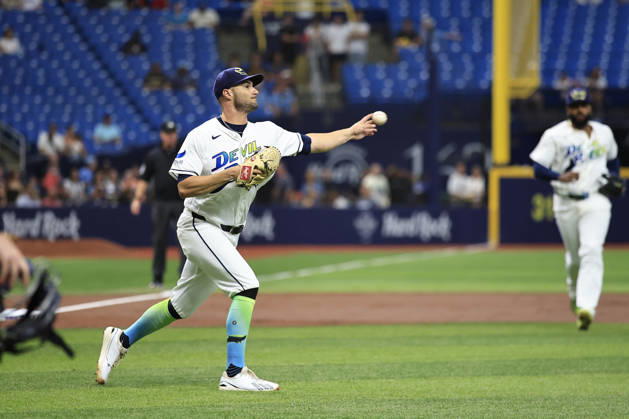 August 28, 2026, St. Petersburg, Florida, USA: Tampa Bay Rays starting pitcher Shane McClanahan (18) fields a ball off the bat of San Diego Padres right fielder Fernando Tatis Jr. (23) and throws him out at first base during an MLB, Baseball Herren, USA game on August 28, 2026 at Tropicana Field. The Rays beat the Padres 9-4. St. Petersburg USA - ZUMAh180 20260828_zsp_h180_010 Copyright: xKimxHukarix