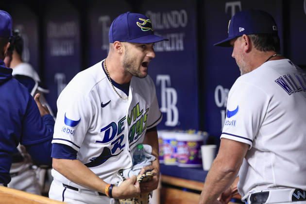 August 28, 2026, St. Petersburg, Florida, USA: Tampa Bay Rays starting pitcher Shane McClanahan (18) gets fired up with third base coach Brady Williams (4) prior to an MLB, Baseball Herren, USA game against the San Diego Padres on August 28, 2026 at Tropicana Field. The Rays beat the Padres 9-4. St. Petersburg USA - ZUMAh180 20260828_zsp_h180_016 Copyright: xKimxHukarix