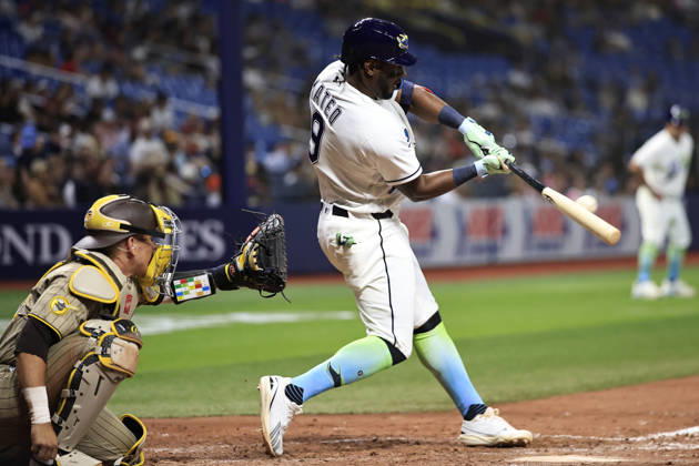 August 28, 2026, St. Petersburg, Florida, USA: Tampa Bay Rays second baseman Jorge Mateo (9) singles to center field during an MLB, Baseball Herren, USA game against the Tampa Bay Rays on August 28, 2026 at Tropicana Field. The Rays beat the Padres 9-4. St. Petersburg USA - ZUMAh180 20260828_zsp_h180_035 Copyright: xKimxHukarix