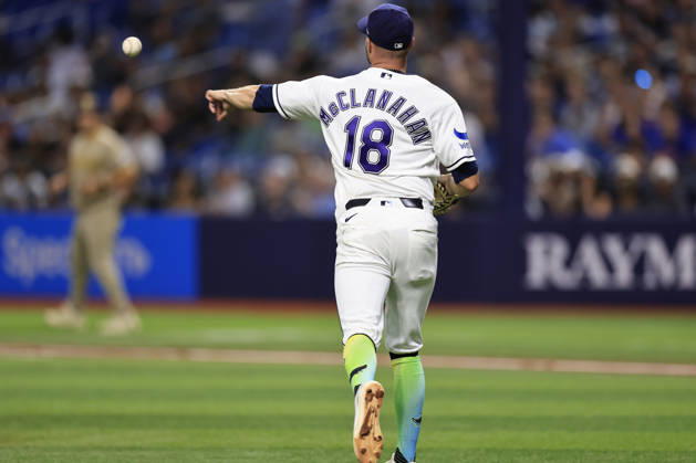 August 28, 2026, St. Petersburg, Florida, USA: Tampa Bay Rays starting pitcher Shane McClanahan (18) fields a ball off the bat of San Diego Padres third baseman Manny Machado (13) and throws him out at first base during an MLB, Baseball Herren, USA game on August 28, 2026 at Tropicana Field. The Rays beat the Padres 9-4. St. Petersburg USA - ZUMAh180 20260828_zsp_h180_043 Copyright: xKimxHukarix