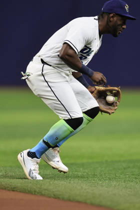 August 28, 2026, St. Petersburg, Florida, USA: Tampa Bay Rays second baseman Jorge Mateo (9) fields a ball off the bat of San Diego Padres designated hitter Austin Hays (15) but makes an error on the throw during an MLB, Baseball Herren, USA game on August 28, 2026 at Tropicana Field. The Rays beat the Padres 9-4. St. Petersburg USA - ZUMAh180 20260828_zsp_h180_045 Copyright: xKimxHukarix