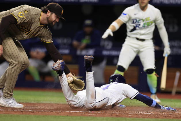 August 28, 2026, St. Petersburg, Florida, USA: Tampa Bay Rays left fielder Chandler Simpson (14) steals home on a wild pitch by San Diego Padres starting pitcher Casey Mize (32) during an MLB, Baseball Herren, USA game on August 28, 2026 at Tropicana Field. The Rays beat the Padres 9-4. St. Petersburg USA - ZUMAh180 20260828_zsp_h180_047 Copyright: xKimxHukarix
