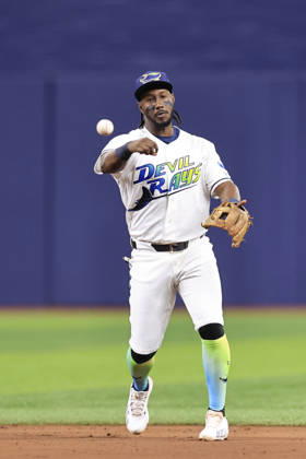 August 28, 2026, St. Petersburg, Florida, USA: Tampa Bay Rays second baseman Jorge Mateo (9) fields a ball off the bat of San Diego Padres left fielder Luis Rengifo (21) and throws him out at first base during an MLB, Baseball Herren, USA game on August 28, 2026 at Tropicana Field. The Rays beat the Padres 9-4. St. Petersburg USA - ZUMAh180 20260828_zsp_h180_048 Copyright: xKimxHukarix
