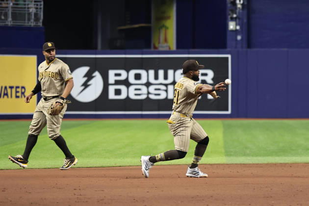 August 28, 2026, St. Petersburg, Florida, USA: San Diego Padres left fielder Luis Rengifo (21) fields a ball off the bat of Tampa Bay Rays third baseman Junior Caminero (13) and throws to second base for the force out on first baseman Jonathan Aranda (8) during an MLB, Baseball Herren, USA game on August 28, 2026 at Tropicana Field. The Rays beat the Padres 9-4. St. Petersburg USA - ZUMAh180 20260828_zsp_h180_054 Copyright: xKimxHukarix