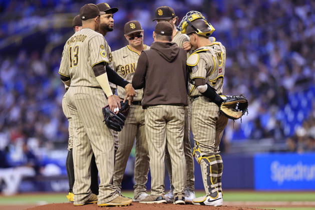 August 28, 2026, St. Petersburg, Florida, USA: San Diego Padres major league pitching coach associate manager Ruben Niebla (57) gathers with the infield on the mound while talking starting pitcher Casey Mize (32) during an MLB, Baseball Herren, USA game against the Tampa Bay Rays on August 28, 2026 at Tropicana Field. The Rays beat the Padres 9-4. St. Petersburg USA - ZUMAh180 20260828_zsp_h180_056 Copyright: xKimxHukarix