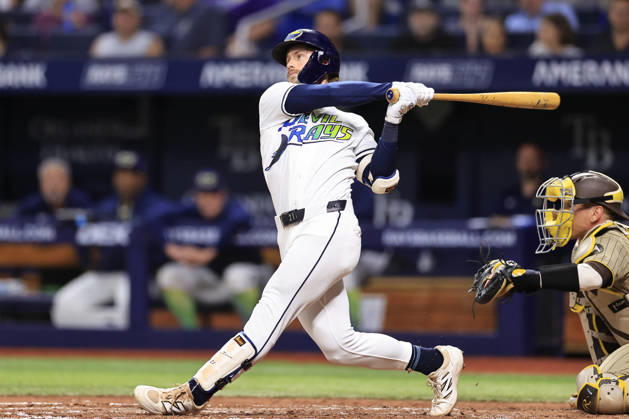 August 28, 2026, St. Petersburg, Florida, USA: Tampa Bay Rays right fielder Jonny DeLuca (21) fouls off a pitch during an MLB, Baseball Herren, USA game against the San Diego Padres on August 28, 2026 at Tropicana Field. The Rays beat the Padres 9-4. St. Petersburg USA - ZUMAh180 20260828_zsp_h180_060 Copyright: xKimxHukarix