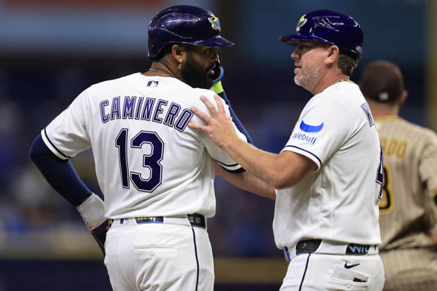 August 28, 2026, St. Petersburg, Florida, USA: Tampa Bay Rays third base coach Brady Williams (4) talks with third baseman Junior Caminero (13) during an MLB, Baseball Herren, USA game on August 28, 2026 at Tropicana Field. The Rays beat the Padres 9-4. St. Petersburg USA - ZUMAh180 20260828_zsp_h180_065 Copyright: xKimxHukarix