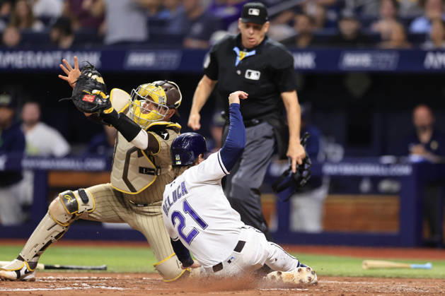 August 28, 2026, St. Petersburg, Florida, USA: Tampa Bay Rays right fielder Jonny DeLuca (21) slides safely at home on a sacrifice fly by second baseman Jorge Mateo (9) before San Diego Padres catcher Freddy Fermin (54) can tag during an MLB, Baseball Herren, USA game on August 28, 2026 at Tropicana Field. The Rays beat the Padres 9-4. St. Petersburg USA - ZUMAh180 20260828_zsp_h180_074 Copyright: xKimxHukarix