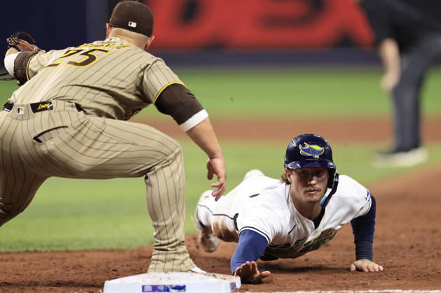 August 28, 2026, St. Petersburg, Florida, USA: Tampa Bay Rays right fielder Jonny DeLuca (21) dives back to the base before San Diego Padres first baseman Ty France (25) can tag him during an MLB, Baseball Herren, USA game on August 28, 2026 at Tropicana Field. The Rays beat the Padres 9-4. St. Petersburg USA - ZUMAh180 20260828_zsp_h180_057 Copyright: xKimxHukarix