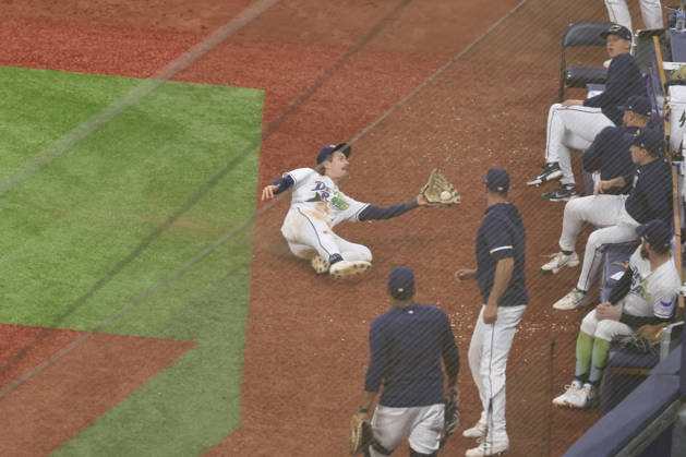 August 28, 2026, St. Petersburg, Florida, USA: Tampa Bay Rays right fielder Jonny DeLuca (21) catches a fly ball in foul territory off the bat of San Diego Padres catcher Freddy Fermin (54) during an MLB, Baseball Herren, USA game on August 28, 2026 at Tropicana Field. The Rays beat the Padres 9-4. St. Petersburg USA - ZUMAh180 20260828_zsp_h180_075 Copyright: xKimxHukarix