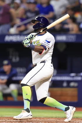August 28, 2026, St. Petersburg, Florida, USA: Tampa Bay Rays second baseman Jorge Mateo (9) hits a sacrifice fly and scores right fielder Jonny DeLuca (21) during an MLB, Baseball Herren, USA game against the San Diego Padres on August 28, 2026 at Tropicana Field. The Rays beat the Padres 9-4. St. Petersburg USA - ZUMAh180 20260828_zsp_h180_091 Copyright: xKimxHukarix