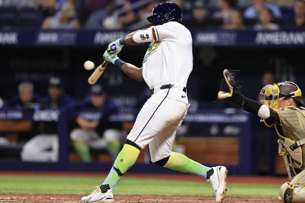 August 28, 2026, St. Petersburg, Florida, USA: Tampa Bay Rays second baseman Jorge Mateo (9) hits a sacrifice fly and scores right fielder Jonny DeLuca (21) during an MLB, Baseball Herren, USA game against the San Diego Padres on August 28, 2026 at Tropicana Field. The Rays beat the Padres 9-4. St. Petersburg USA - ZUMAh180 20260828_zsp_h180_092 Copyright: xKimxHukarix