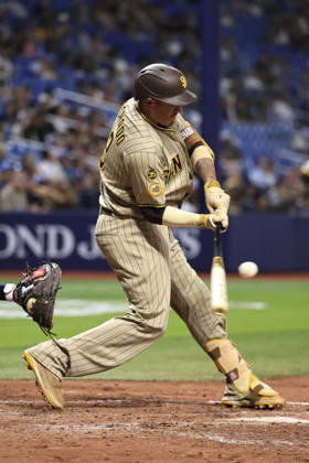 August 28, 2026, St. Petersburg, Florida, USA: San Diego Padres third baseman Manny Machado (13) fouls off a pitch during an MLB, Baseball Herren, USA game against the Tampa Bay Rays on August 28, 2026 at Tropicana Field. The Rays beat the Padres 9-4. St. Petersburg USA - ZUMAh180 20260828_zsp_h180_095 Copyright: xKimxHukarix