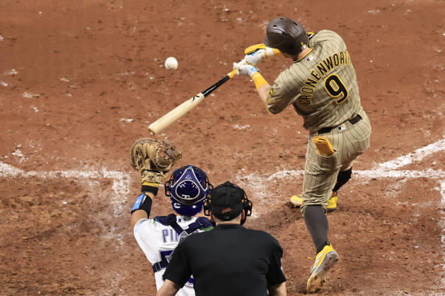 August 28, 2026, St. Petersburg, Florida, USA: San Diego Padres second baseman Jake Cronenworth (9) fouls off a pitch during an MLB, Baseball Herren, USA game against the Tampa Bay Rays on August 28, 2026 at Tropicana Field. The Rays beat the Padres 9-4. St. Petersburg USA - ZUMAh180 20260828_zsp_h180_098 Copyright: xKimxHukarix