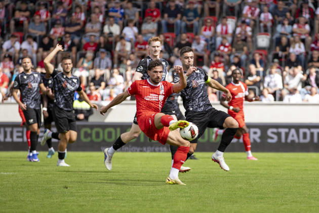 Regionalliga Nordost: FC Rot-Weiß Erfurt vs. BFC Preussen; Erfurt; 29.08.2026 Romarjo Hajrulla ( 9; FC Rot-Weiß Erfurt) gegen Philip Fontein ( 7; BFC Preussen) Regionalliga Nordost: FC Rot-Weiß Erfurt vs. BFC Preussen; Steigerwaldstadion Erfurt; 29.08.2026 Copyright: xBEAUTIFULxSPORTS Duehringx
